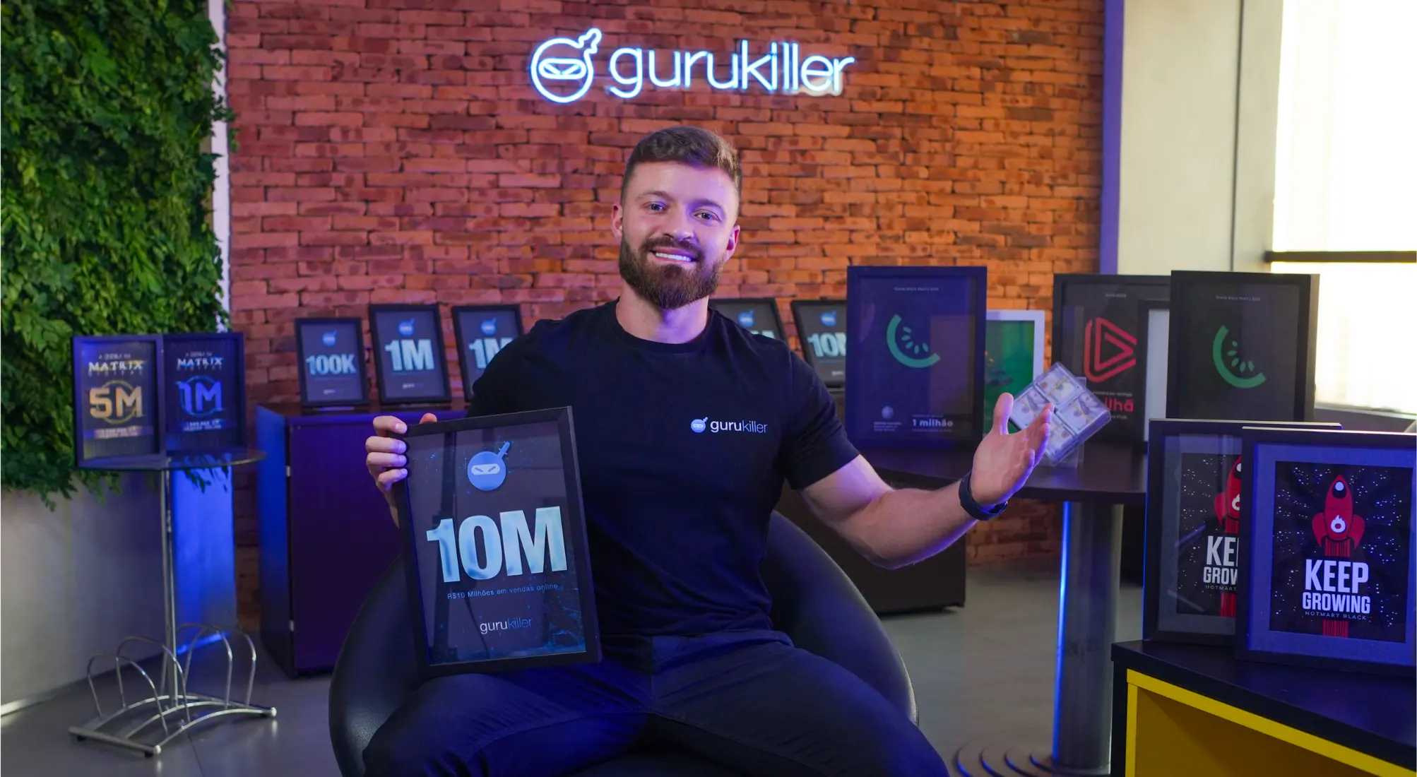 Gurukiller Video - Fabiano com placas de reconhecimento