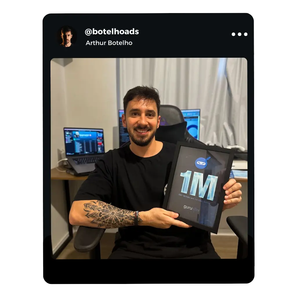 Arthur Botelho com placa de reconhecimento