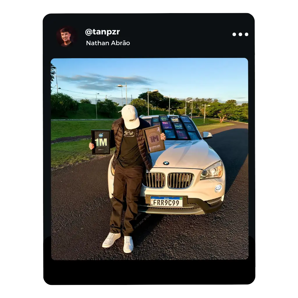 Nathan Abrão com placa de reconhecimento